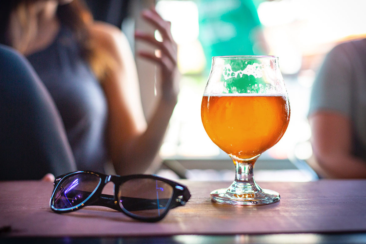 Bierglas met zonnebril ervoor