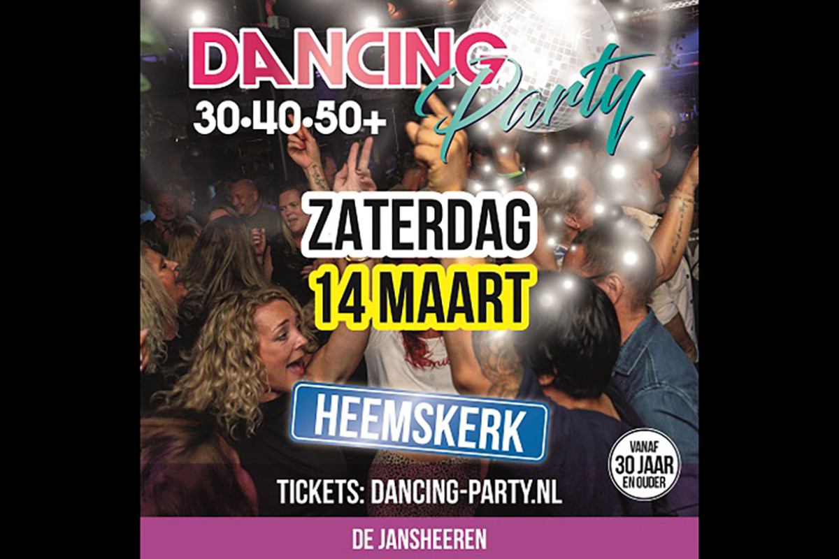 Groep mensen staat in een disco te dansen.