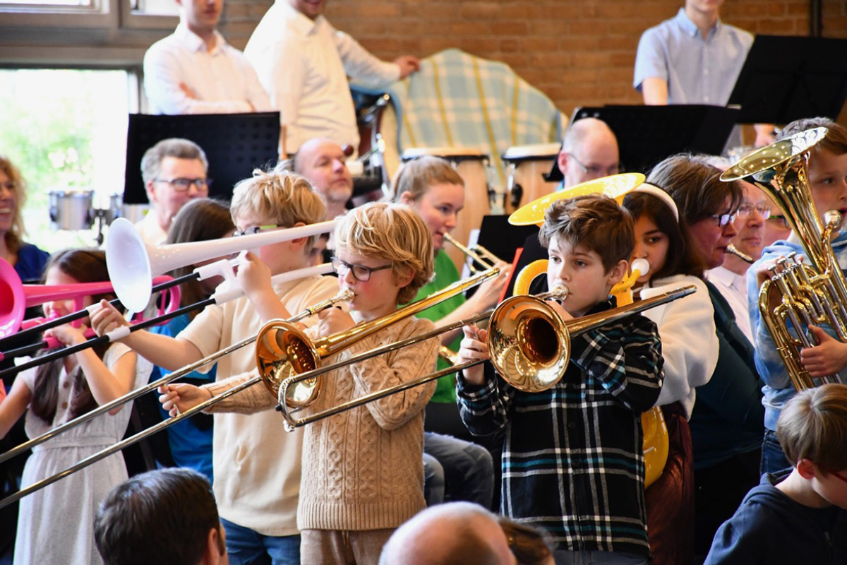 kinderen spelen op een instrument