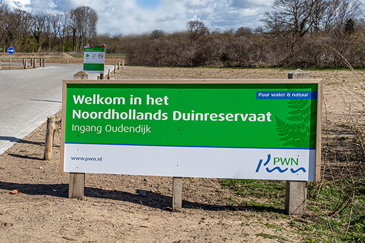 Welkomstbord PWN bij de duiningang Oudendijk