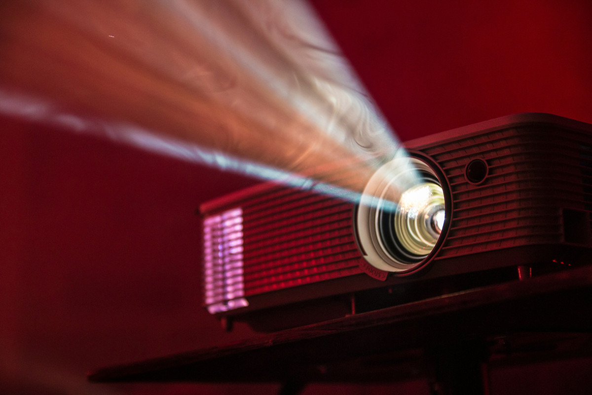 filmprojector schijnt helder licht
