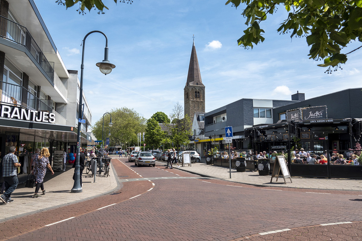 Centrum Heemskerk met een 3-sprong en uitzicht op de dorpskerk.