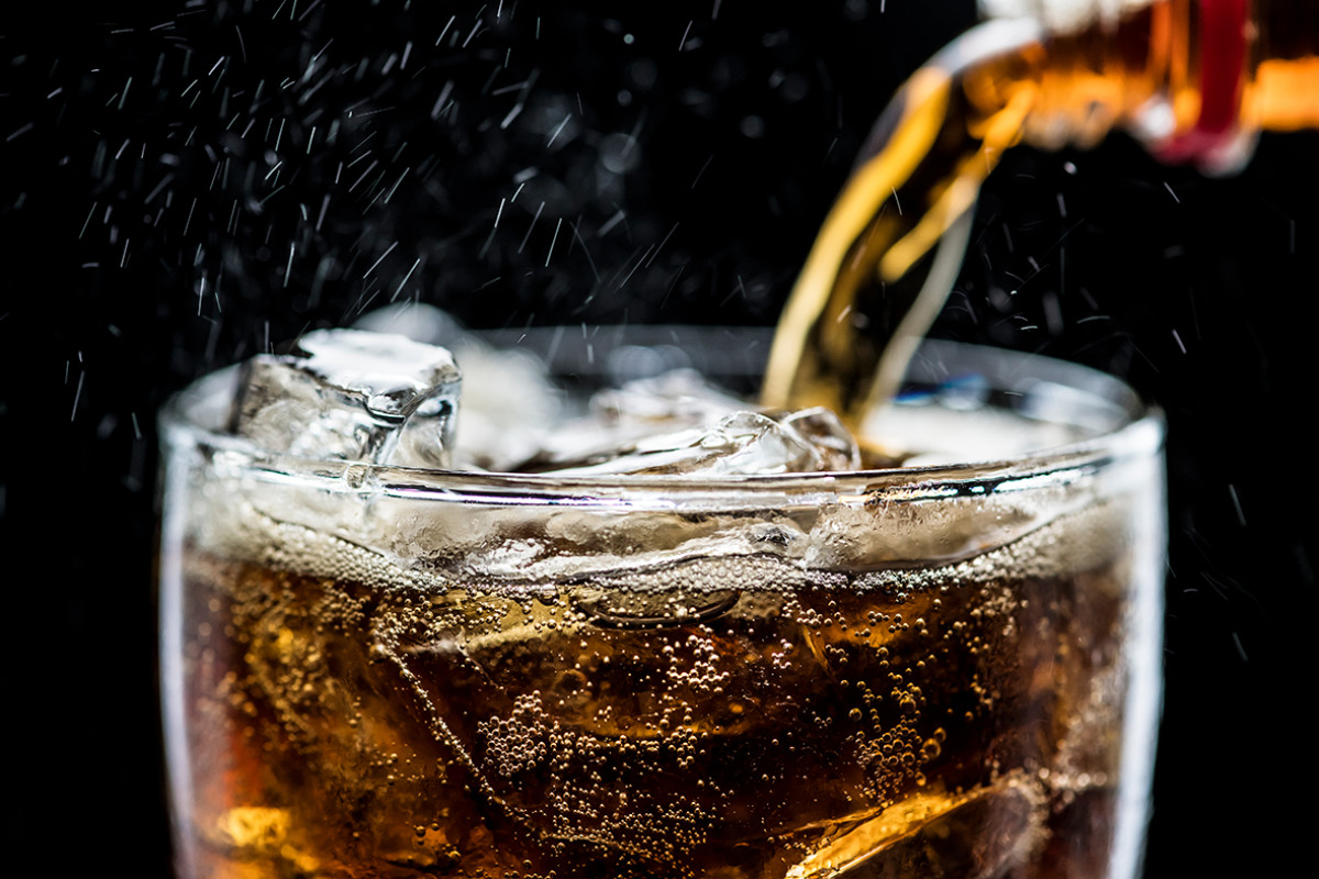 glas cola wordt ingeschonken