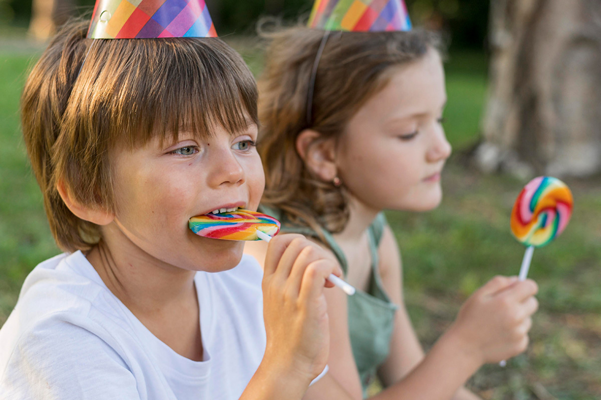 Twee kinderen eten een lolly