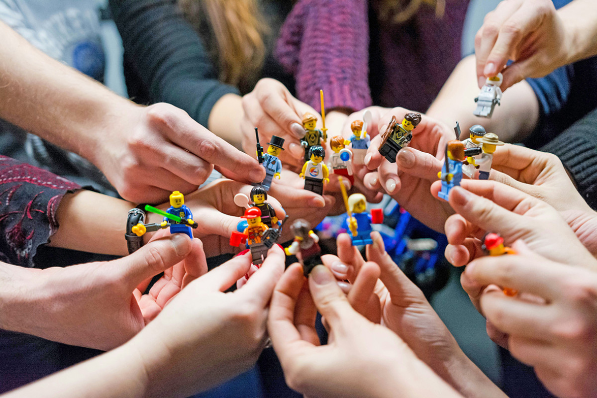 handen bij elkaar met lego poppetjes