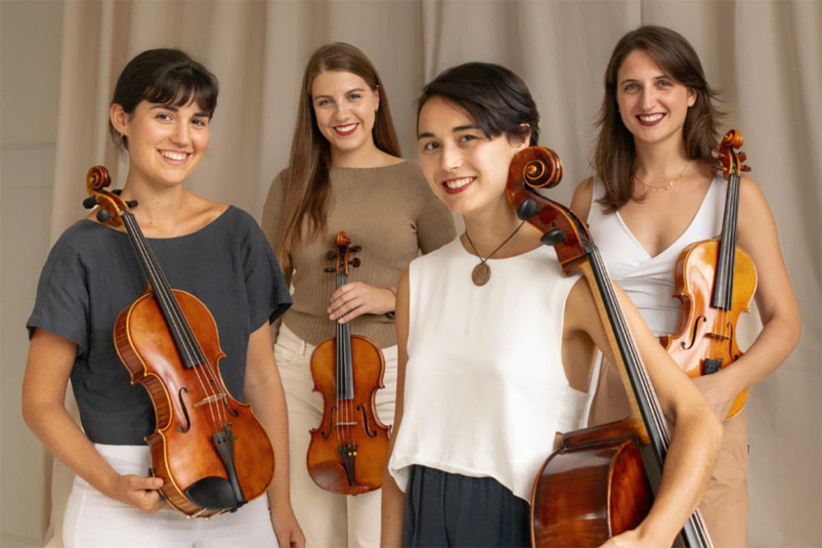 4 vrouwen met een viool