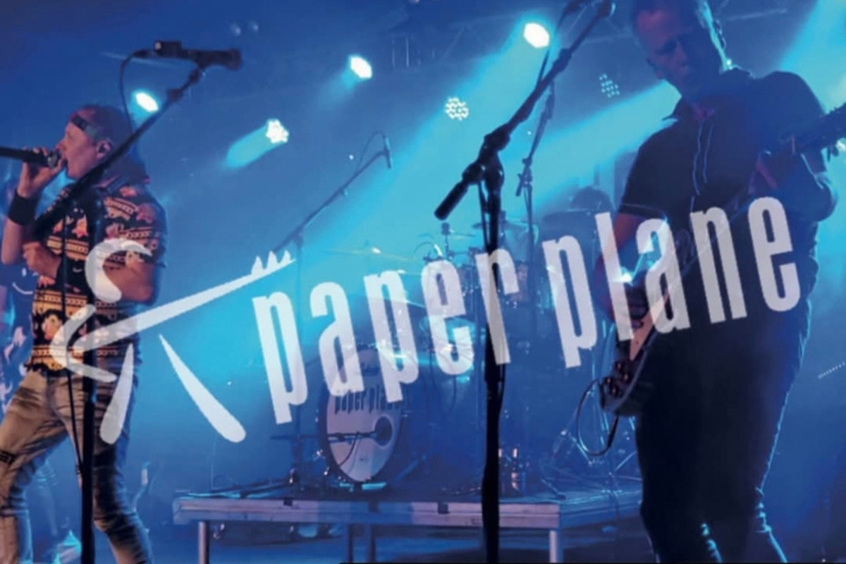 Blauweige foto met bandje op podium