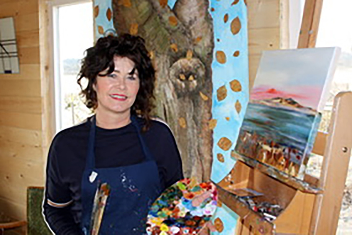 Vrouw staat voor schilderij