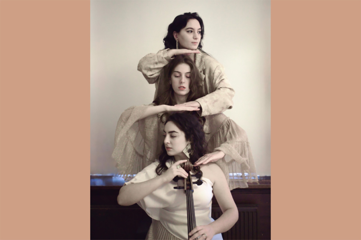 3 vrouwen zitten boven elkaar