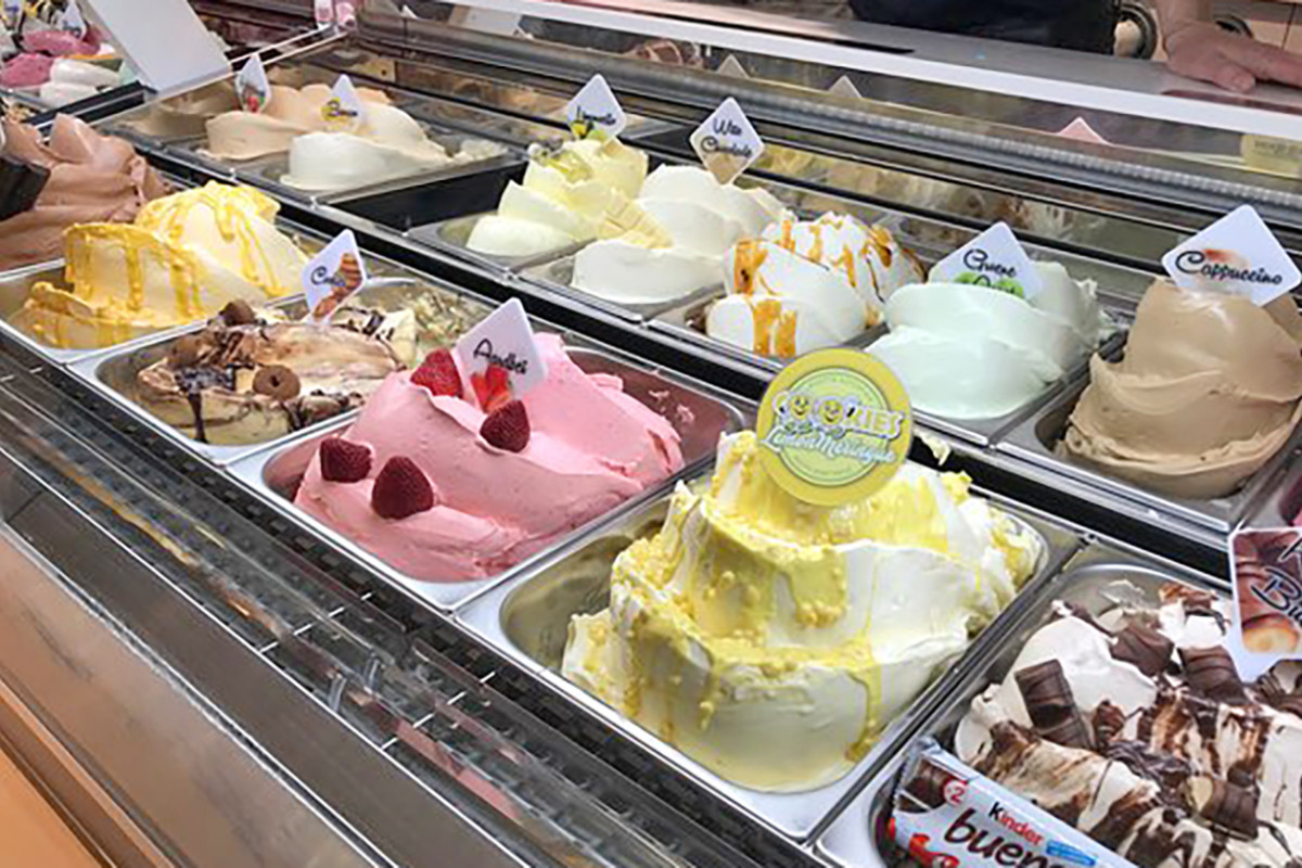 Vitrine met verschillende smaken ijs.