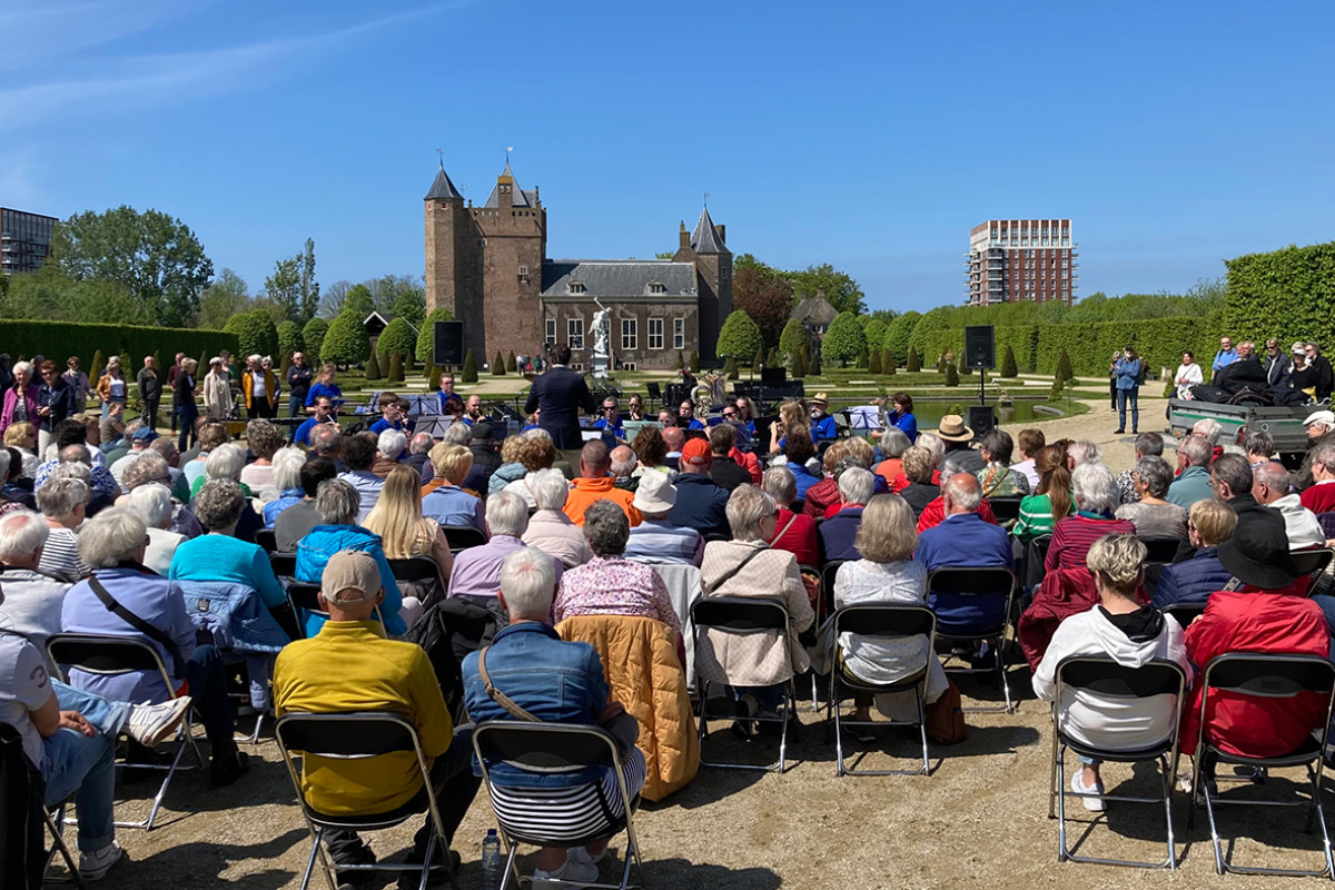 Concert met op de achtergrond slot Assumburg