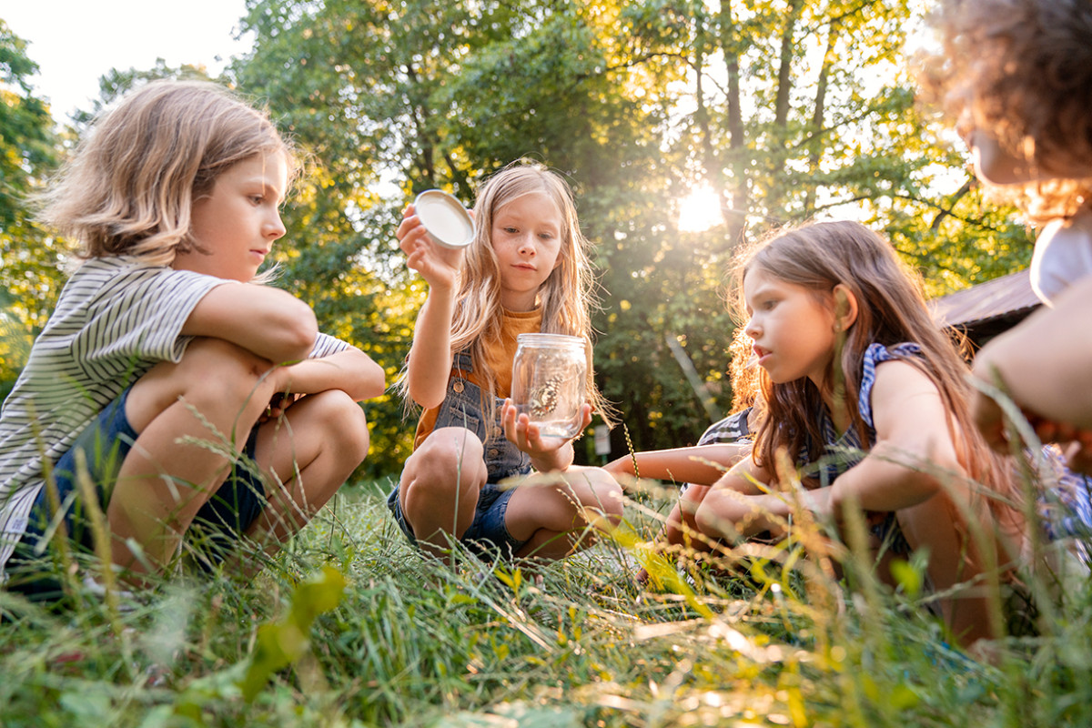 Kinder doen onderzoek buiten