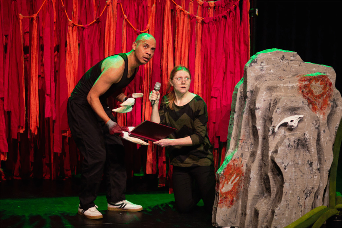 twee mensen staan op een theater