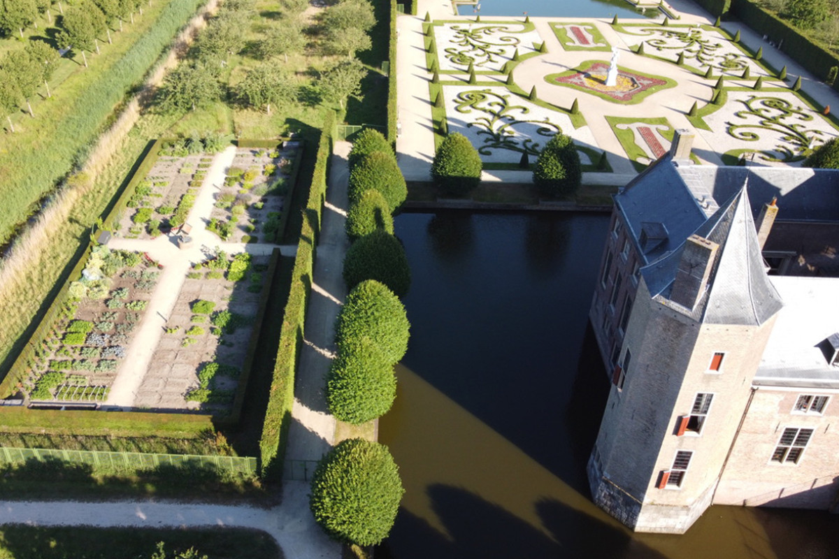 luchtfoto van kasteel Assumburg met tuin