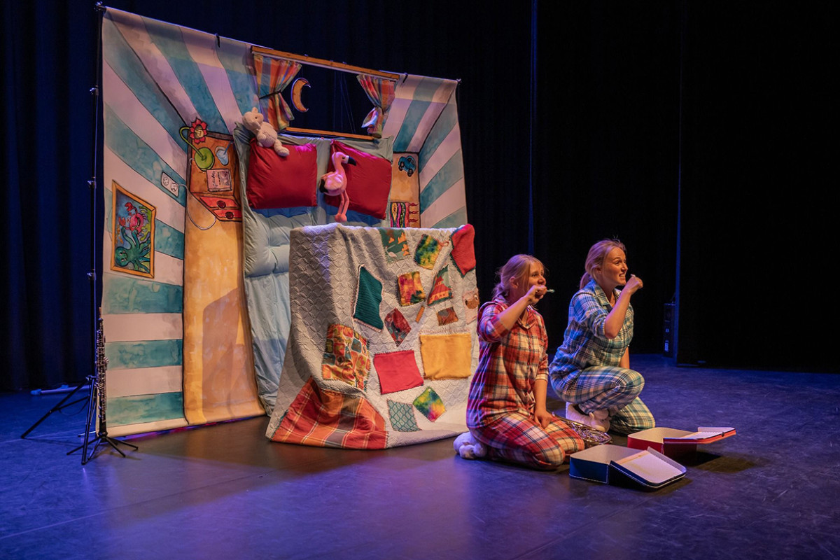 Twee mensen zit op een theaterpodium