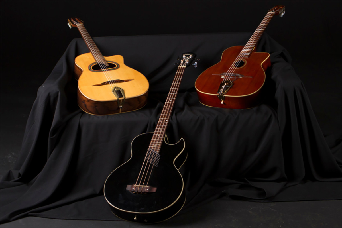 drie gitaren op een zwarte achtergrond