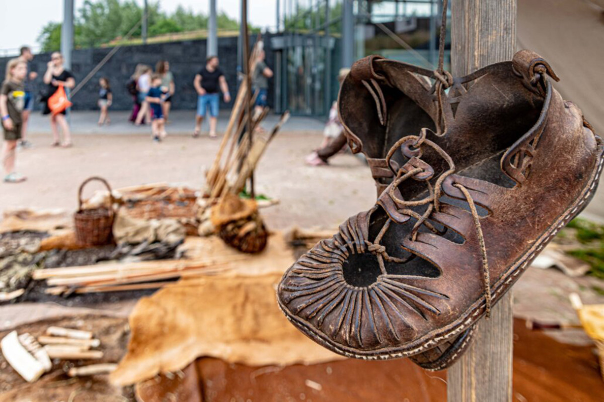 Oude schoenen voor het huis van Hilde