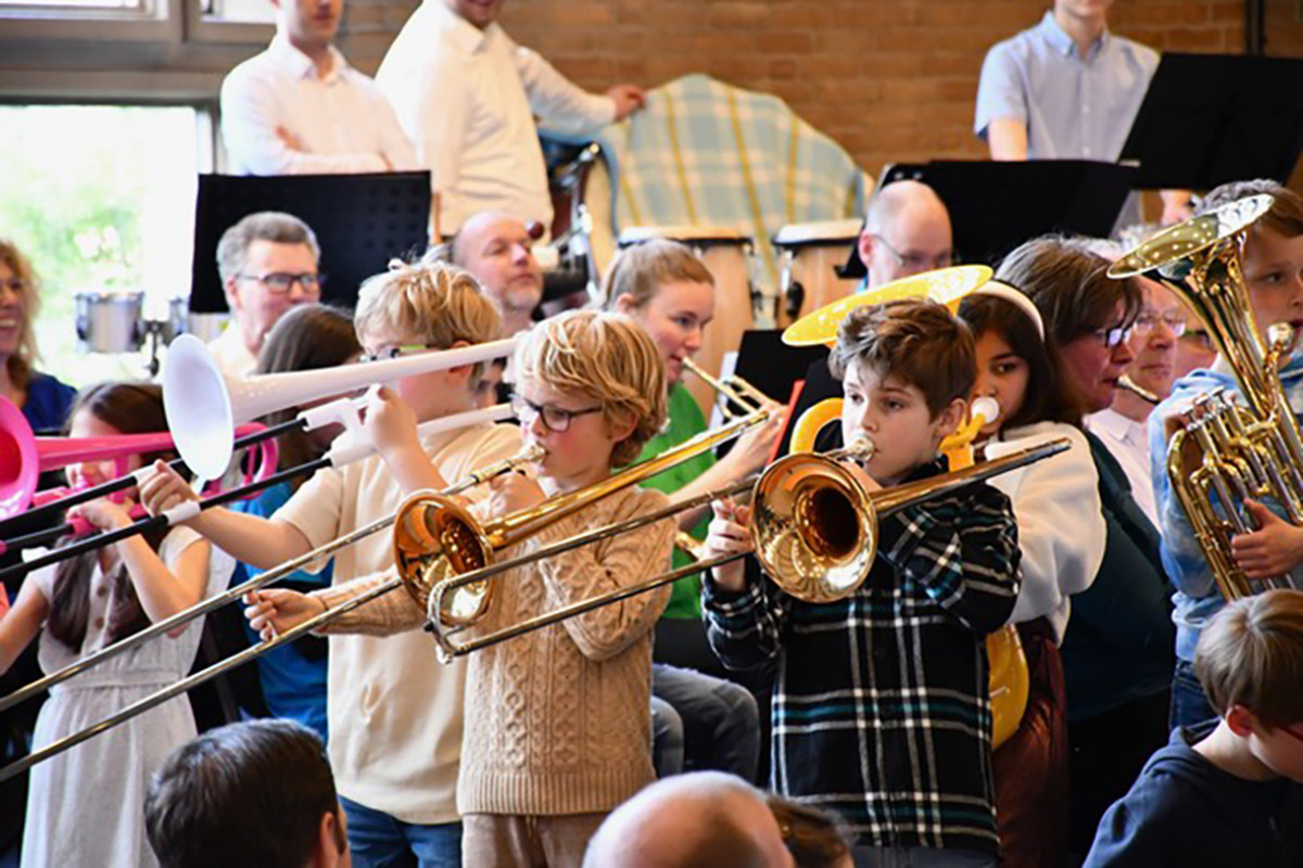 Kinderen spelen op een muziek instrument