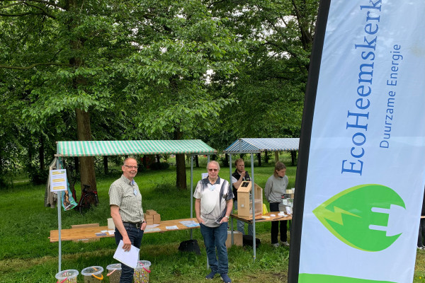 Suppende mensen op water