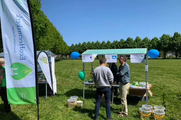Suppende mensen op water