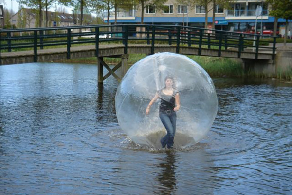 Suppende mensen op water